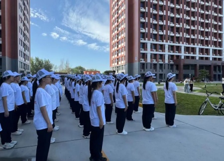 青春进行时，教官“授课”+辅导员“引路”助成长