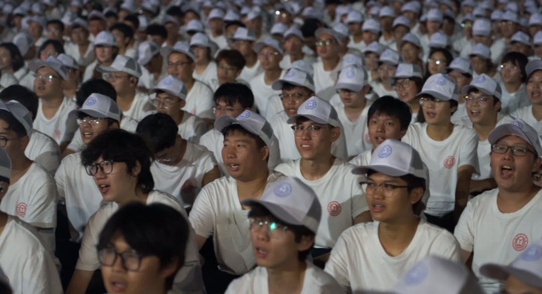 歌声淬炼意志  韵律凝聚团队——我院2025级学子军训拉歌日常