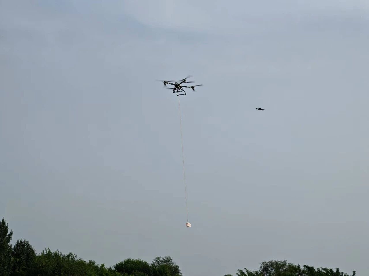 硬核守护！智能制造产业学院无人机为东院操场军训新生“云端送水”