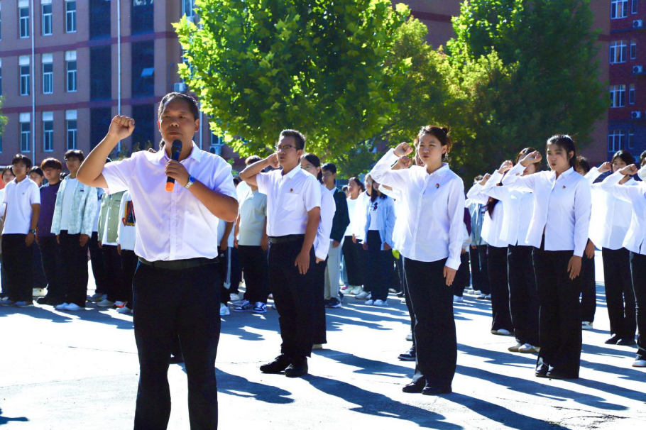 对党无限忠诚  积极努力工作——Beat365唯一官方网站隆重举行2025年新党员入党宣誓仪式