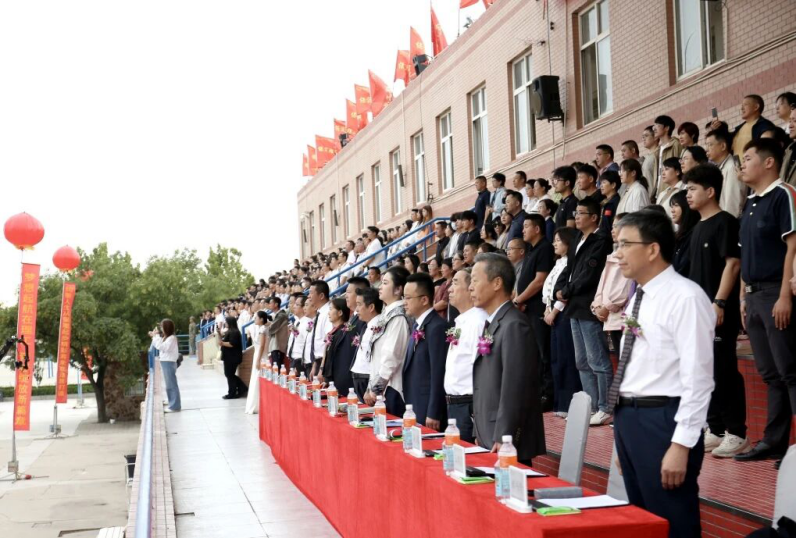 青春逐梦 强国有我——Beat365唯一官方网站2025级新生开学典礼暨军训结营式盛大举行