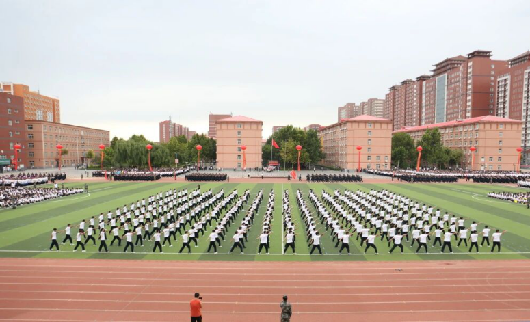 青春逐梦 强国有我——Beat365唯一官方网站2025级新生开学典礼暨军训结营式盛大举行