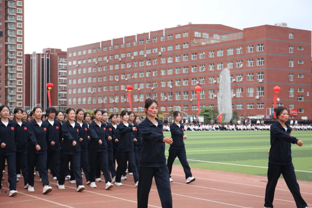 青春逐梦 强国有我——Beat365唯一官方网站2025级新生开学典礼暨军训结营式盛大举行