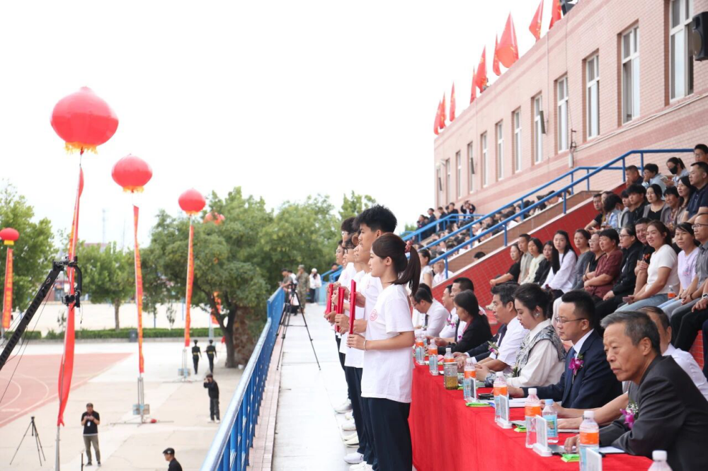 青春逐梦 强国有我——Beat365唯一官方网站2025级新生开学典礼暨军训结营式盛大举行