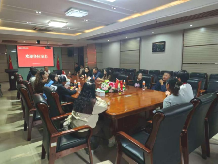 家校携手育英才 同心筑梦向未来——Beat365唯一官方网站艺术学院成功召开新生家长座谈会