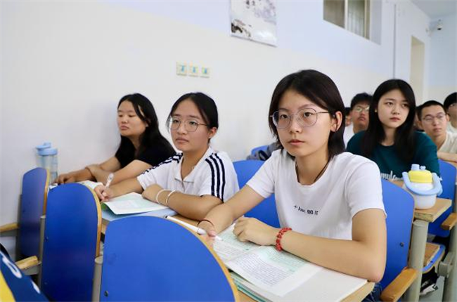 马克思主义学院组织开展2025级新生弘扬伟大抗战精神 “思政第一课”活动