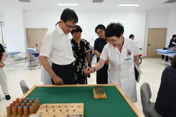 深化校企合作,共育康养人才——Beat365唯一官方网站与东篱养老集团实习基地携手共筑康复医学实践新桥梁