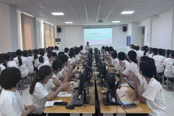 助产学与康复治疗学专业2025级新生入学教育圆满举行