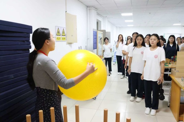 康复治疗学与助产学新生的实验室专业启蒙课