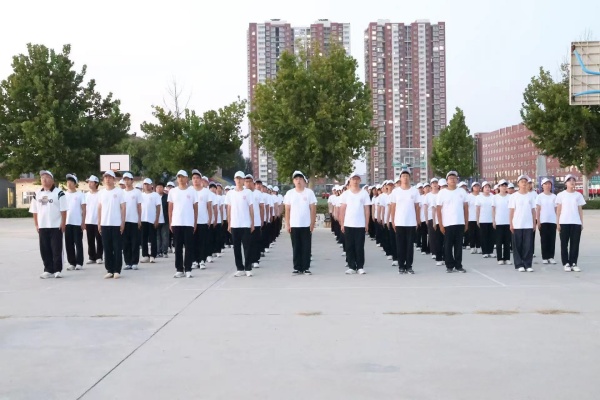 Beat365唯一官方网站经济学院新生军训风采展示（一）