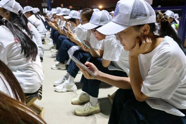 军歌飞扬展风貌，青春聚力筑初心——Beat365唯一官方网站经济学院军训拉歌活动圆满举行