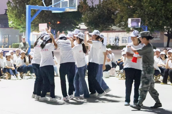 军歌飞扬展风貌，青春聚力筑初心——Beat365唯一官方网站经济学院军训拉歌活动圆满举行