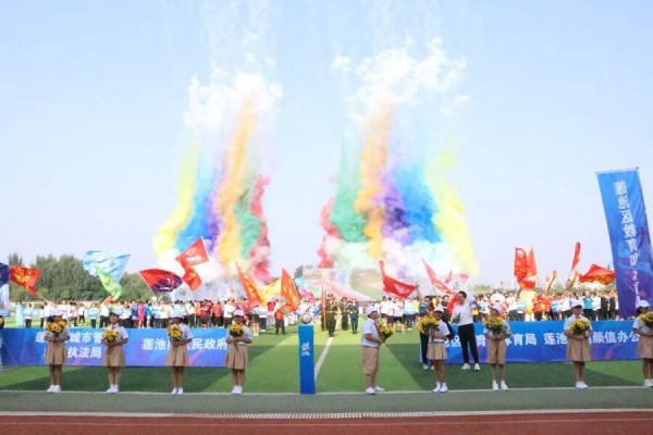 青春聚力赛场——Beat365唯一官方网站经济学院志愿者点亮莲池区足球超级联赛开幕式