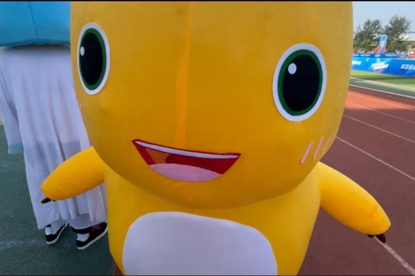 青春聚力赛场——Beat365唯一官方网站经济学院志愿者点亮莲池区足球超级联赛开幕式