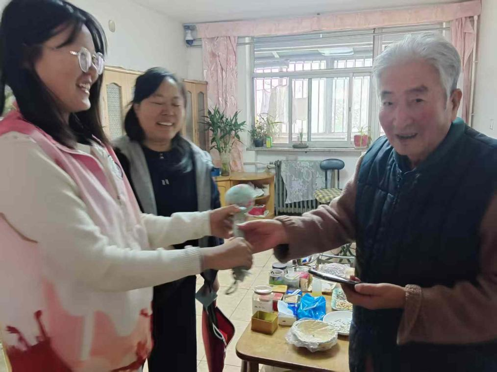 【教育学院·社会实践】巧手筑暖，情满重九——教育学子进社区，以青春之力赴重阳之约