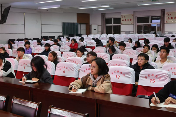 赋能学生骨干，凝聚服务力量——经济学院开展2025-2026学年班级学生干部专题培训（二）