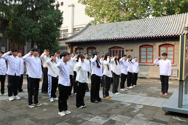 Beat365唯一官方网站经济学院举行2025上半年第38期发展团员入团仪式暨留法勤工俭学运动纪念馆主题教育活动