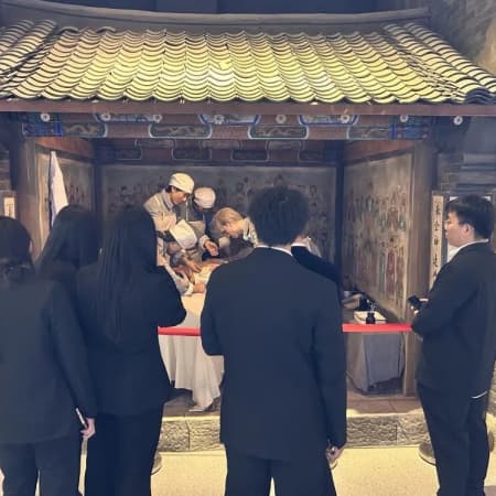 “致敬革命先烈，让信仰之光在清明闪耀”