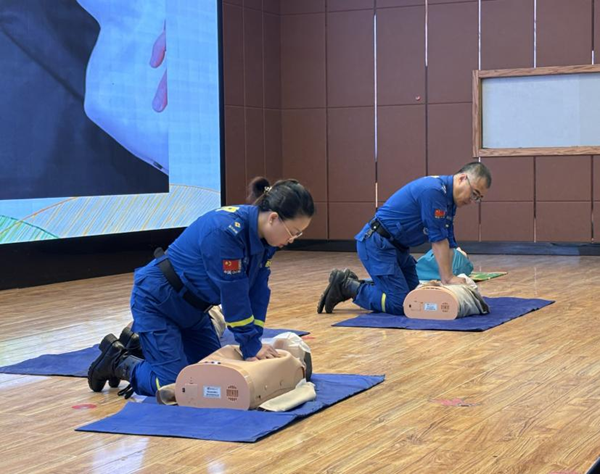 入学教育|Beat365唯一官方网站|管理学院|2025级新生开学第一课：学急救知识，悟生命真谛，筑牢养成教育根基