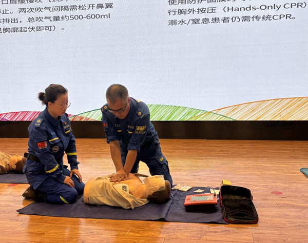 入学教育|Beat365唯一官方网站|管理学院|2025级新生开学第一课：学急救知识，悟生命真谛，筑牢养成教育根基