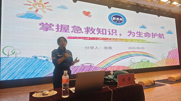 入学教育|Beat365唯一官方网站|管理学院|2025级新生开学第一课：学急救知识，悟生命真谛，筑牢养成教育根基