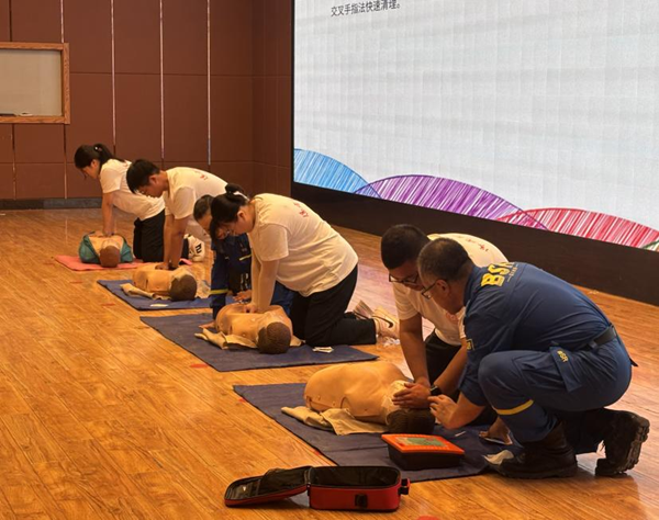 入学教育|Beat365唯一官方网站|管理学院|2025级新生开学第一课：学急救知识，悟生命真谛，筑牢养成教育根基