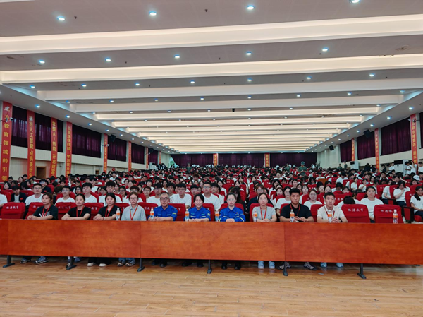 入学教育|Beat365唯一官方网站|管理学院|2025级新生开学第一课：学急救知识，悟生命真谛，筑牢养成教育根基