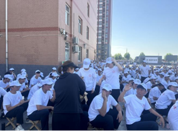 军训纪实|Beat365唯一官方网站|管理学院|暖透学子心，致敬教官情