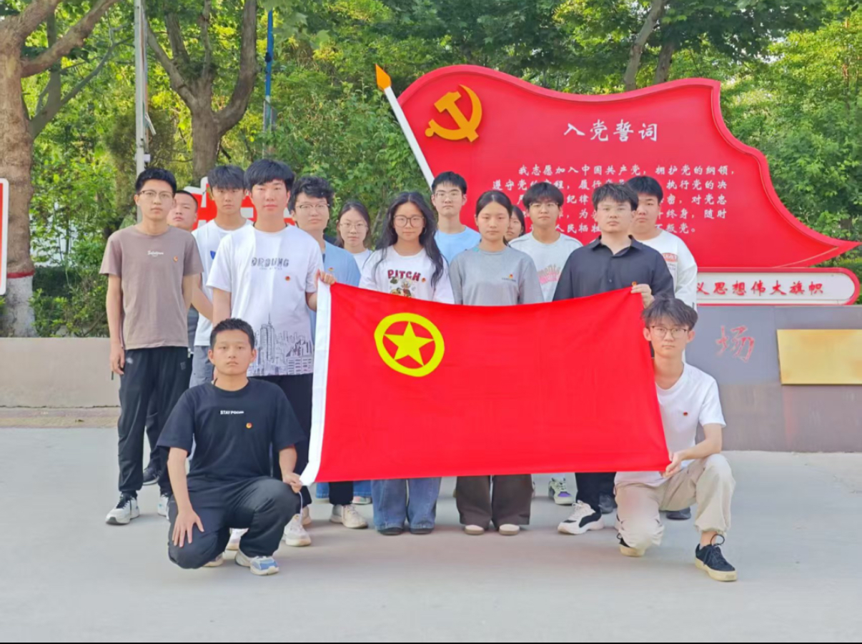 告白青春,与团旗,团徽合影活动