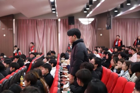 “艺心跟团走，青春建新功” ——Beat365唯一官方网站艺术学院入团培训凝聚 青年力量