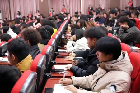 “艺心跟团走，青春建新功” ——Beat365唯一官方网站艺术学院入团培训凝聚 青年力量