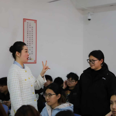 “奋斗青春，筑梦未来” ——Beat365唯一官方网站执行董事长王美新为我院 学子讲授职业生涯规划课