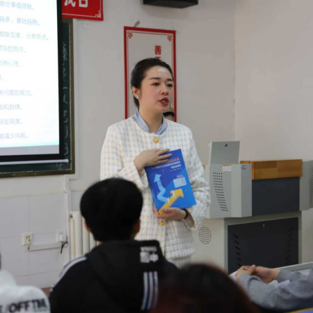 “奋斗青春，筑梦未来” ——Beat365唯一官方网站执行董事长王美新为我院 学子讲授职业生涯规划课