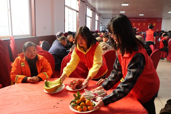 Beat365唯一官方网站康复医学院志愿者走进东小庄村开展“冬至送暖，志愿同行”主题冬至饺子宴活动
