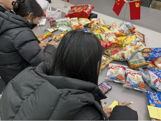 笔尖传情，暖意助考：管理学院温情涌动，为考研学子送上“加油能量包”