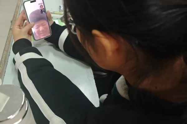 菊香染重阳，福寿共天长——我院学子向家中长辈传递温暖