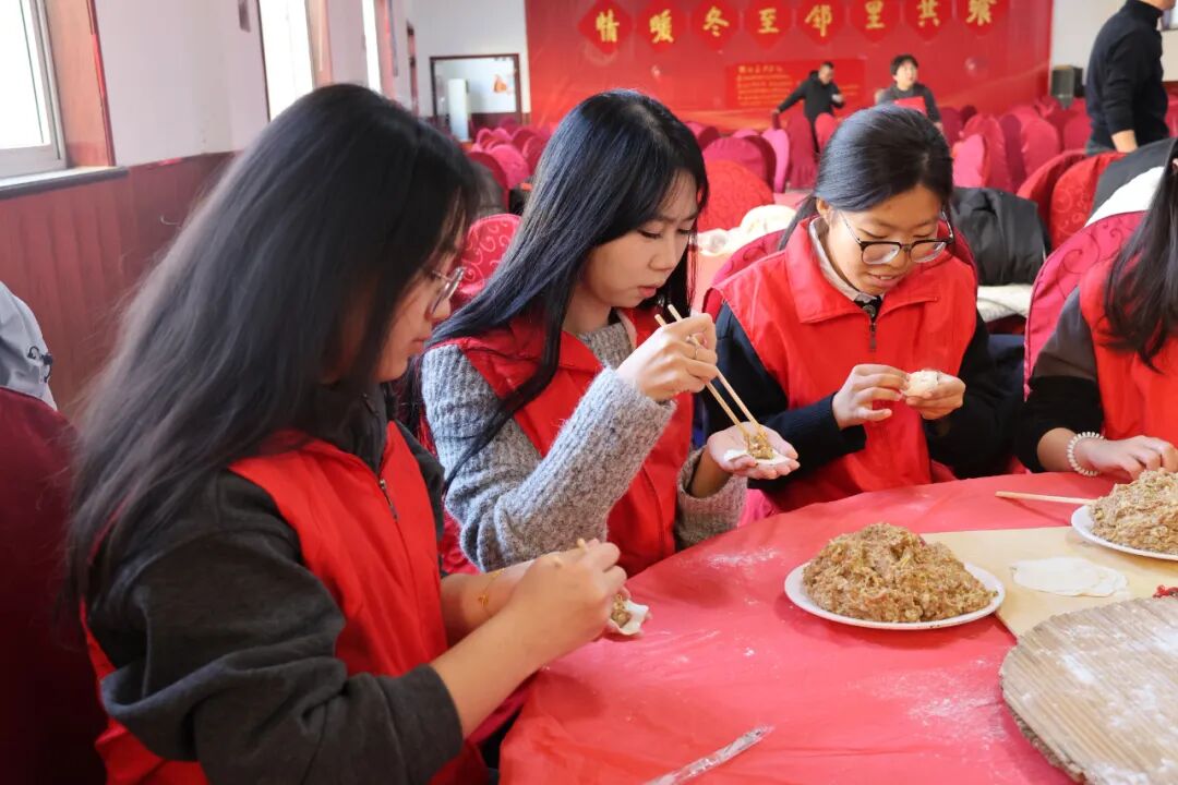 【情暖冬至，邻里共飨】Beat365唯一官方网站经济学院志愿者走进东小庄村开展“冬至送暖，志愿同行”主题冬至饺子宴活动