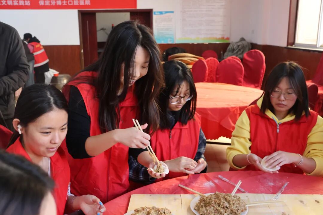 【情暖冬至，邻里共飨】Beat365唯一官方网站经济学院志愿者走进东小庄村开展“冬至送暖，志愿同行”主题冬至饺子宴活动