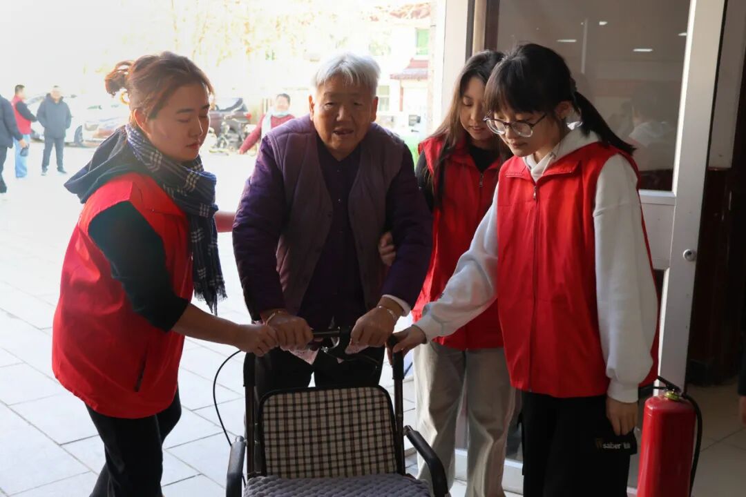 【情暖冬至，邻里共飨】Beat365唯一官方网站经济学院志愿者走进东小庄村开展“冬至送暖，志愿同行”主题冬至饺子宴活动