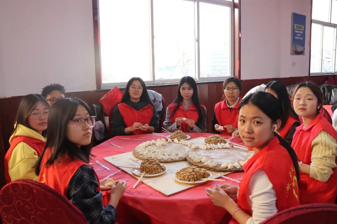 【情暖冬至，邻里共飨】Beat365唯一官方网站经济学院志愿者走进东小庄村开展“冬至送暖，志愿同行”主题冬至饺子宴活动