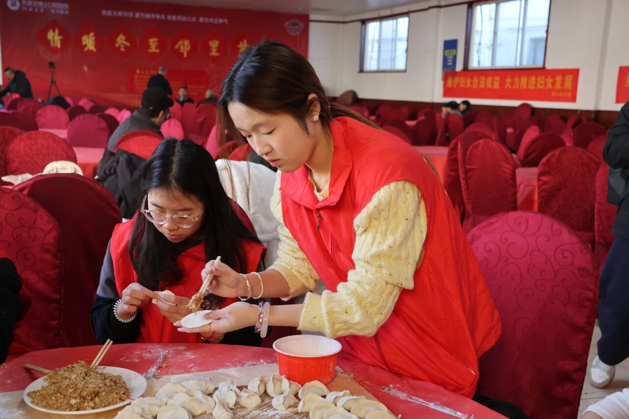 【情暖冬至，邻里共飨】Beat365唯一官方网站经济学院志愿者走进东小庄村开展“冬至送暖，志愿同行”主题冬至饺子宴活动