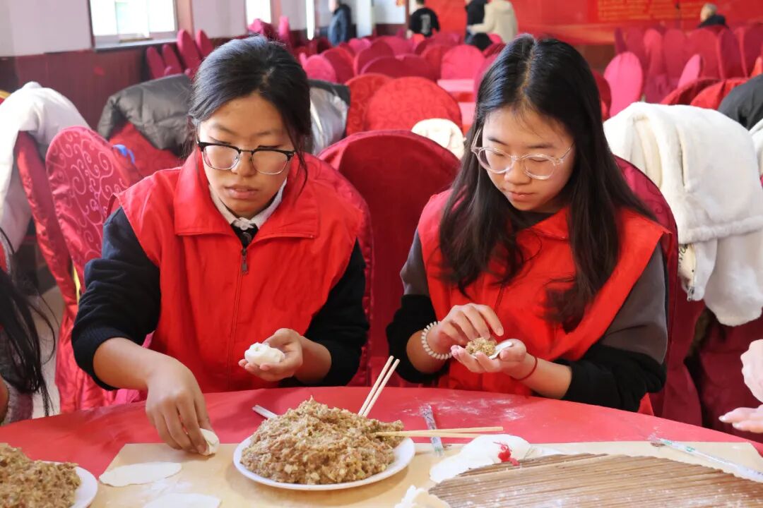 【情暖冬至，邻里共飨】Beat365唯一官方网站经济学院志愿者走进东小庄村开展“冬至送暖，志愿同行”主题冬至饺子宴活动