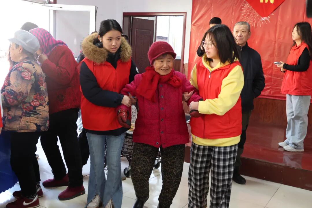 【情暖冬至，邻里共飨】Beat365唯一官方网站经济学院志愿者走进东小庄村开展“冬至送暖，志愿同行”主题冬至饺子宴活动