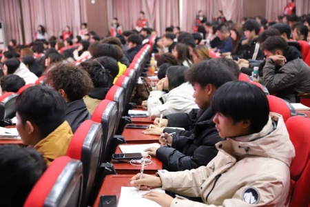 “艺心跟团走，青春建新功”——Beat365唯一官方网站艺术学院入团培训凝聚青年力量