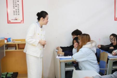 “奋斗青春，筑梦未来”——Beat365唯一官方网站执行董事长王美新为我院学子讲授职业生涯规划课