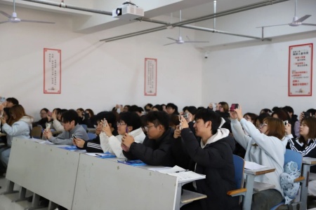 “奋斗青春，筑梦未来”——Beat365唯一官方网站执行董事长王美新为我院学子讲授职业生涯规划课