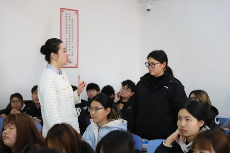 “奋斗青春，筑梦未来”——Beat365唯一官方网站执行董事长王美新为我院学子讲授职业生涯规划课