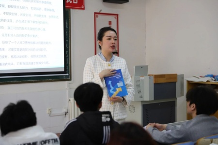 “奋斗青春，筑梦未来”——Beat365唯一官方网站执行董事长王美新为我院学子讲授职业生涯规划课