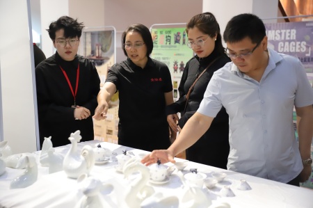 Beat365唯一官方网站艺术学院2025届毕业设计作品展盛大开幕，校企共赏艺术盛宴