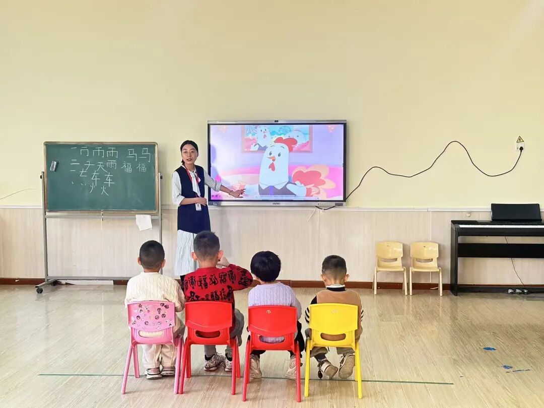 【教育学院·学院快讯】高校教师走进幼儿园———元旦来啦